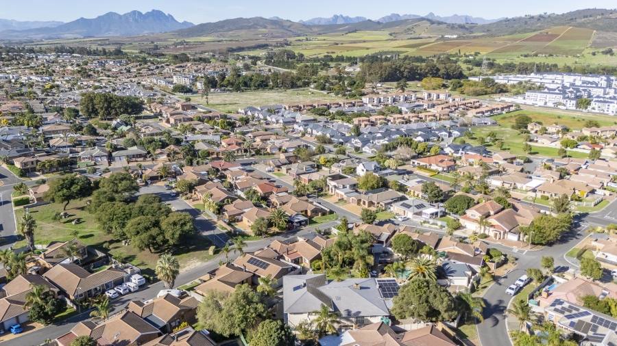 8 Bedroom Property for Sale in Brackenfell South Western Cape